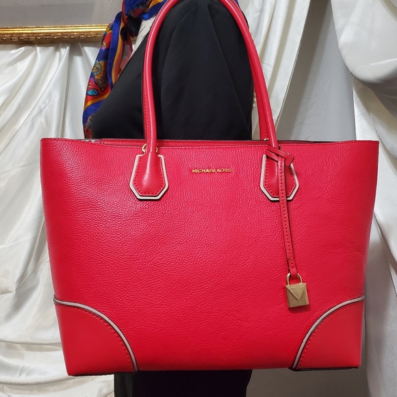 Michael Kors LG Red Pebbled Leather Tote Handbag Gold Lock Charm. F-103. - Picture 12 of 12